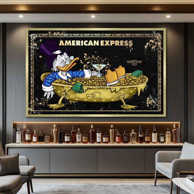 Tela pop art di American Express con Zio Paperone in abito LV dentro una jacuzzi d'oro, appesa in un ristorante hotel